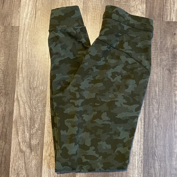 Lululemon Ready to Rulu Jogger 29"
Heritage Camo Dark Olive Green Twill - Picture 6 of 10